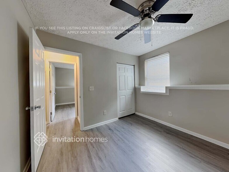 Building Photo - 1817 Elkpark Dr
