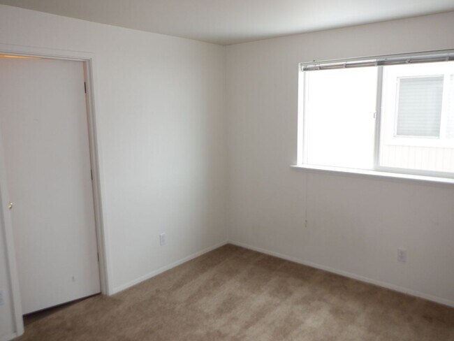 Building Photo - Single Level 2 Bed/2 Bath Unit with Garage...