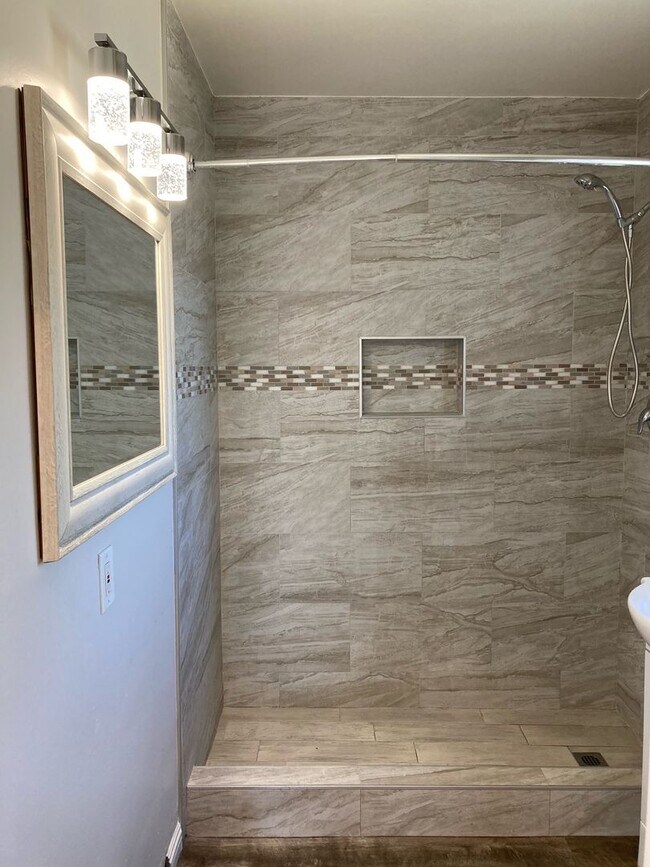 Building Photo - Spacious 1 Bedroom Apartment for rent in L...