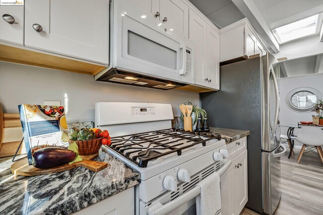 Building Photo - 2559 Rebecca Dr