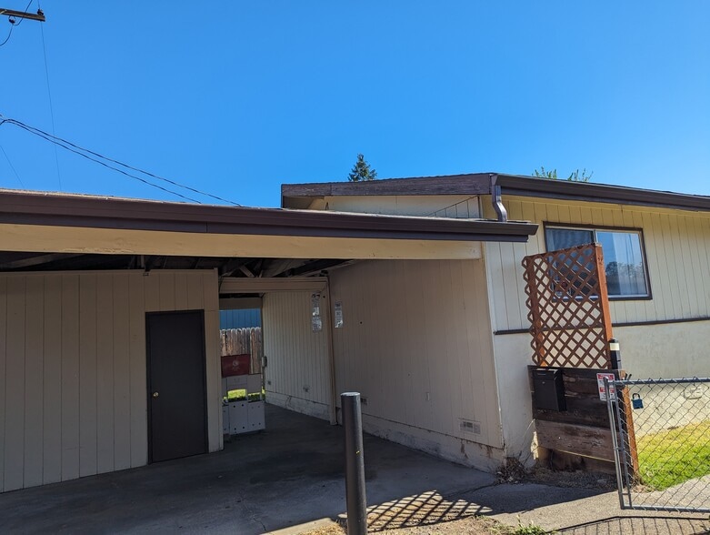 Building Photo - 339 Effie St