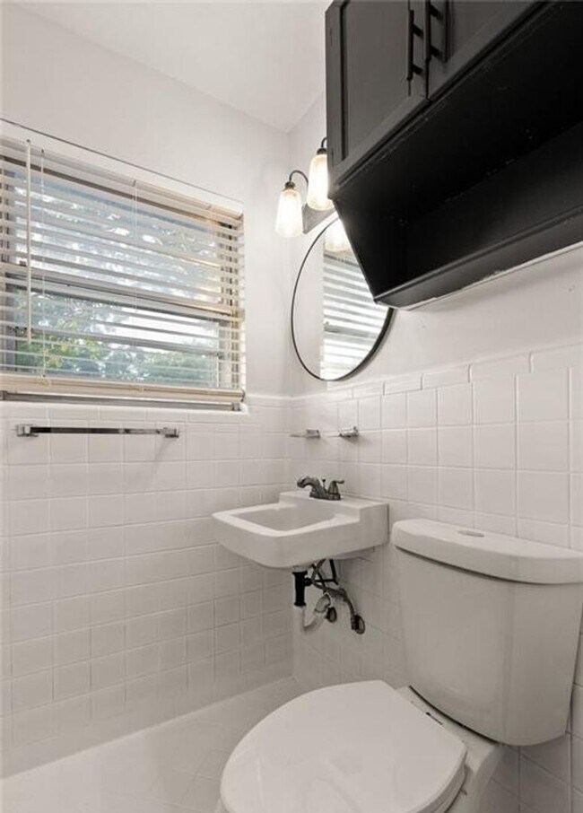 Building Photo - Renovated 4-bedroom 1.5 bathroom home!  Housing accepted! $500 off first months rent!