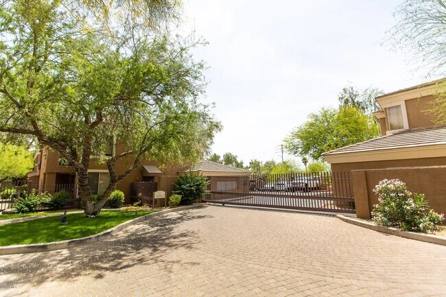 Building Photo - 1411 E Orangewood Ave