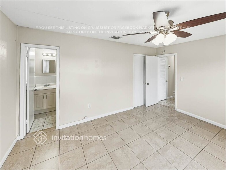 Building Photo - 1270 NW 196th St