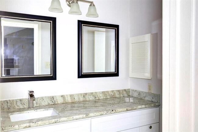 Building Photo - 5311 Linda Ln