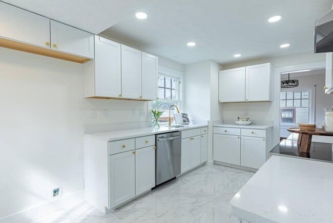 Building Photo - Beautifully remodeled 3-bedroom, 2-bath ho...
