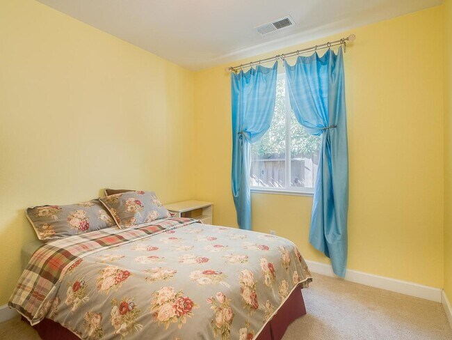 Building Photo - Beautiful single story/3 bed/2bath plus office Home for Rent in Woodland