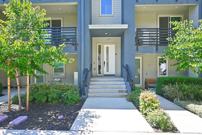 Building Photo - $5,190 - GORGEOUS FOUR BEDROOM HOME IN THE...