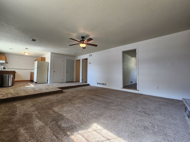 Building Photo - 2 Bed 1 Bath Duplex