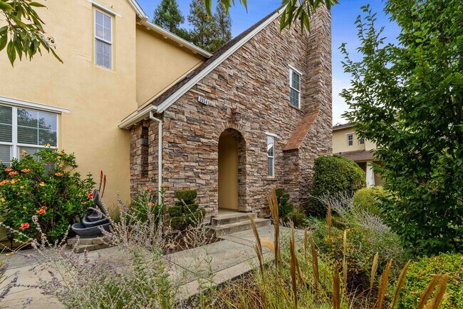 Building Photo - Spacious 3 Bedroom, 3 Bathroom Home with P...