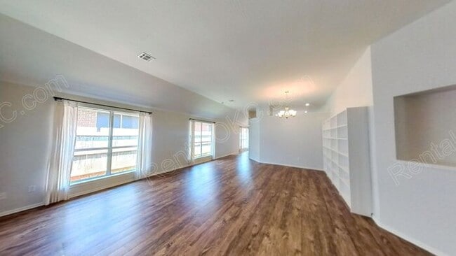 Building Photo - 4 Bed 2 Bath near Buck Thomas Park.