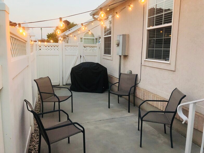 Side Patio - 565 W 40 N
