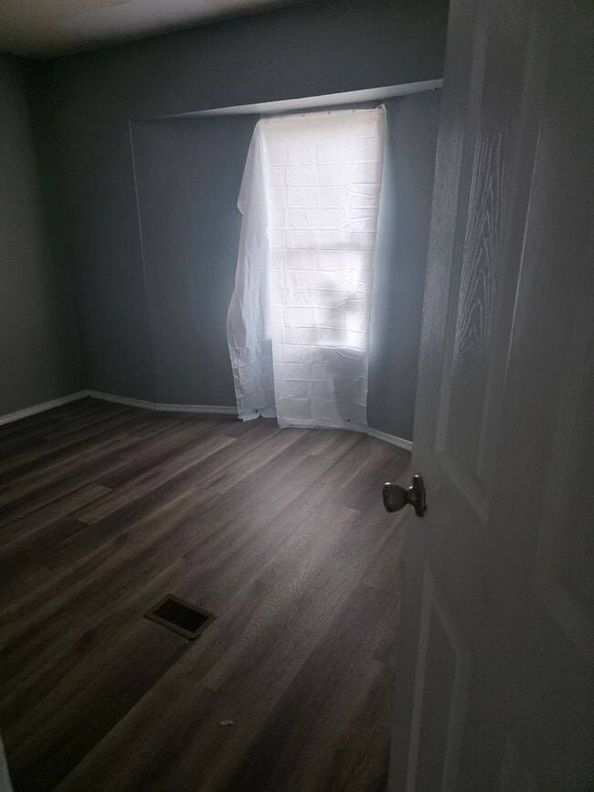 Building Photo - 711 Hillside Dr