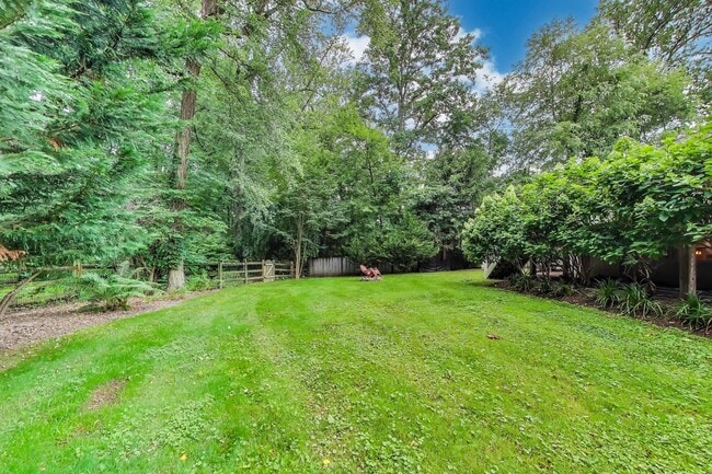 Building Photo - Perfect on Parkway --- Gorgeous, Fully Upd...