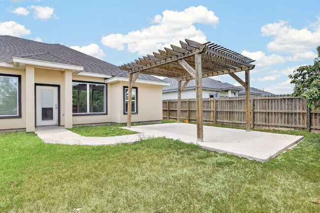 Building Photo - 140 Spanish Oak Dr