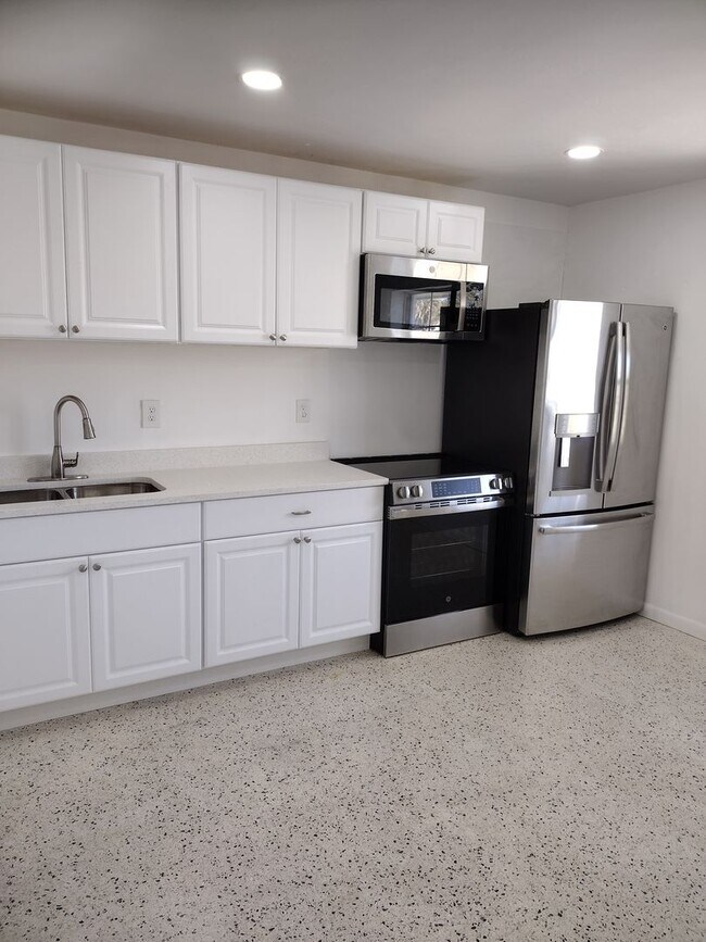 Building Photo - 3 bed 2 bath Duplex
