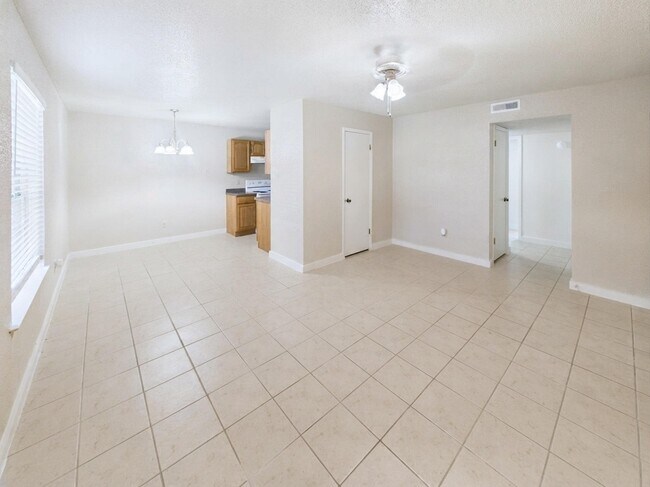 Building Photo - 1505 Oakdale Cir