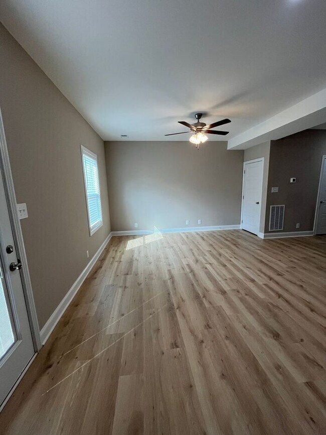 Building Photo - Charming 2-Bedroom Townhome with Modern Co...