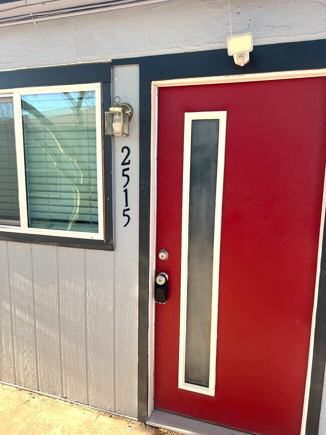 Building Photo - AFFORDABLE & UPDATED PHOENIX LIVING – PRIME LOCATION 1 BEDROOM OWENR OFFERING $500 GIFT CARD SUCC...