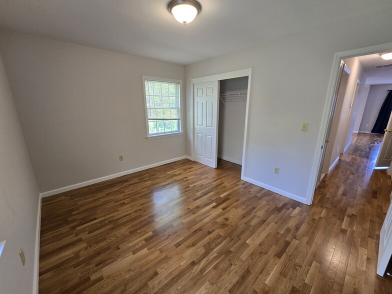 2nd bedroom - 13 Autumn Leaf Ct