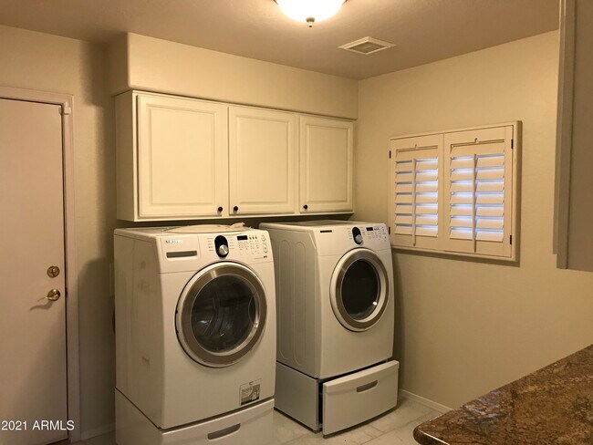 Building Photo - 5333 E Anderson Dr