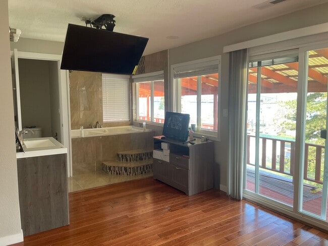 Building Photo - Move in ready rental in downtown Rainier with Columbia River views!