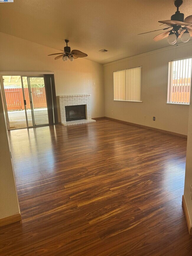 Building Photo - 5325 Avante Ln