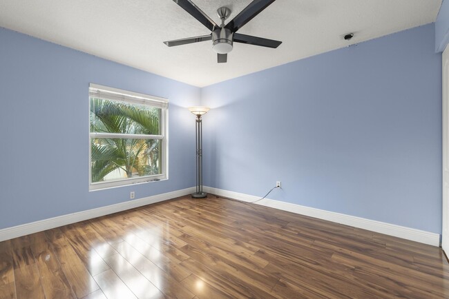 Building Photo - 340 River Bluff Ln