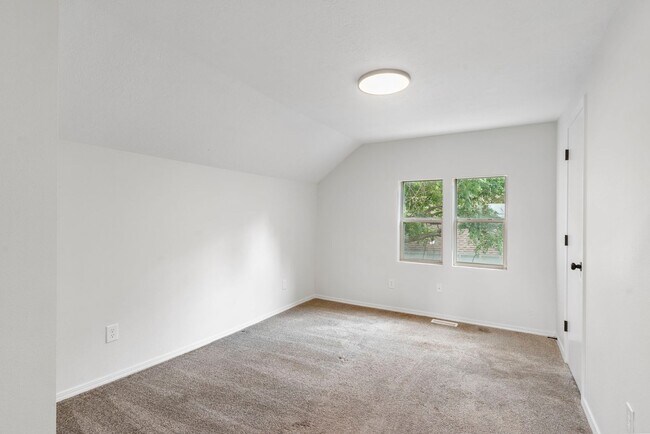 Building Photo - 3 bedroom | 2 bathroom | PETS WELCOME!