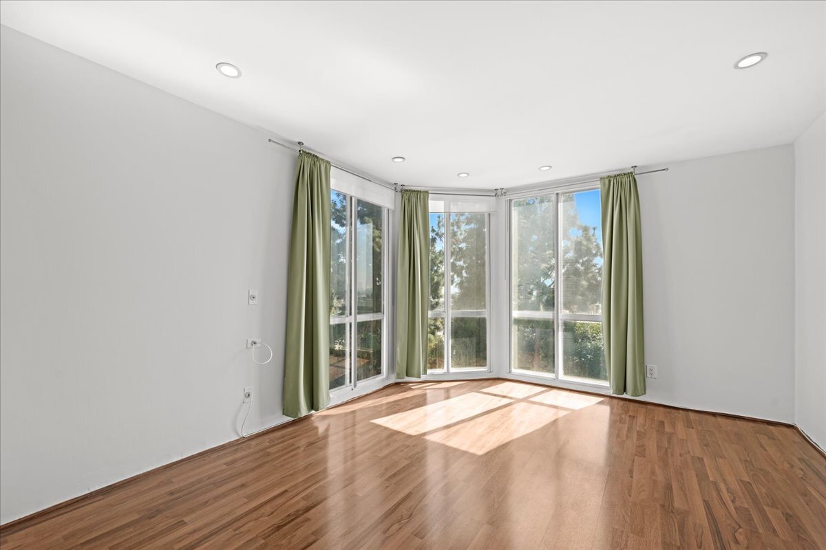 Building Photo - 8530 Holloway Dr