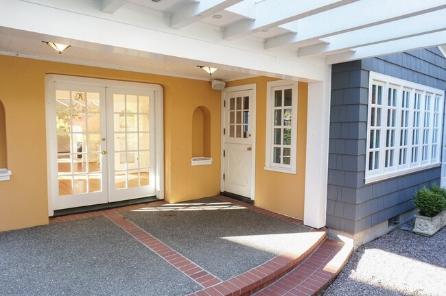 Building Photo - Dream Home in the Southwest Hills! Your Pa...