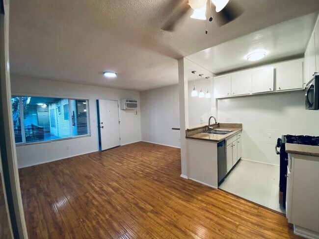 Interior Photo - 14220 Burbank Blvd