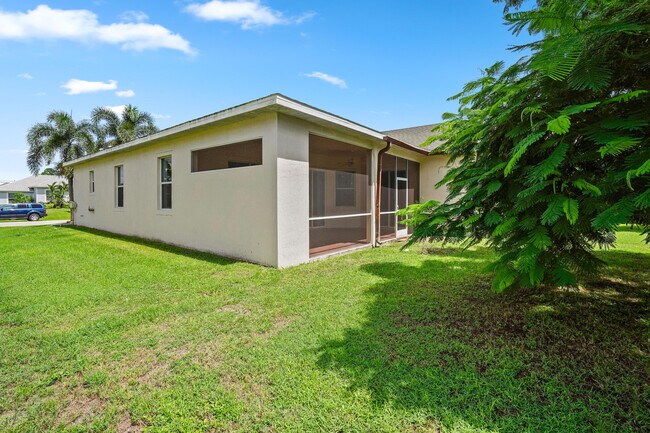 Building Photo - 1092 SW Majorca Ave