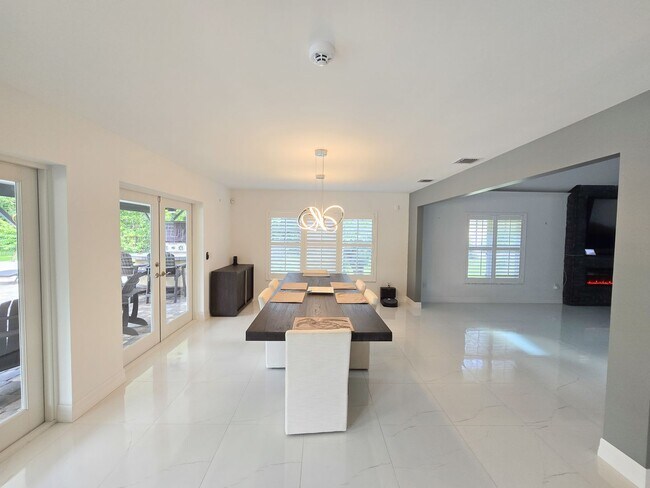 Building Photo - SEASONAL RENTAL - Luxury by the Beach!