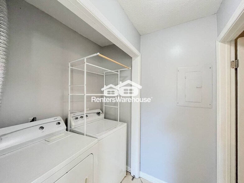 Building Photo - 651 Ridge Cir