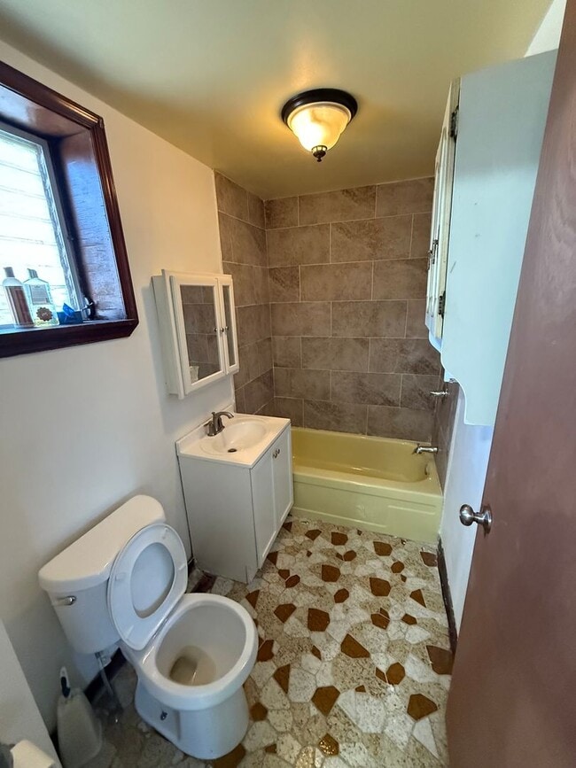 Building Photo - Cute two bedroom in Frankford section of P...
