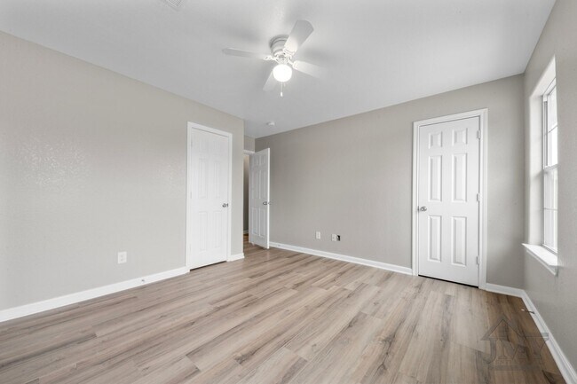 Building Photo - Duplex For Lease