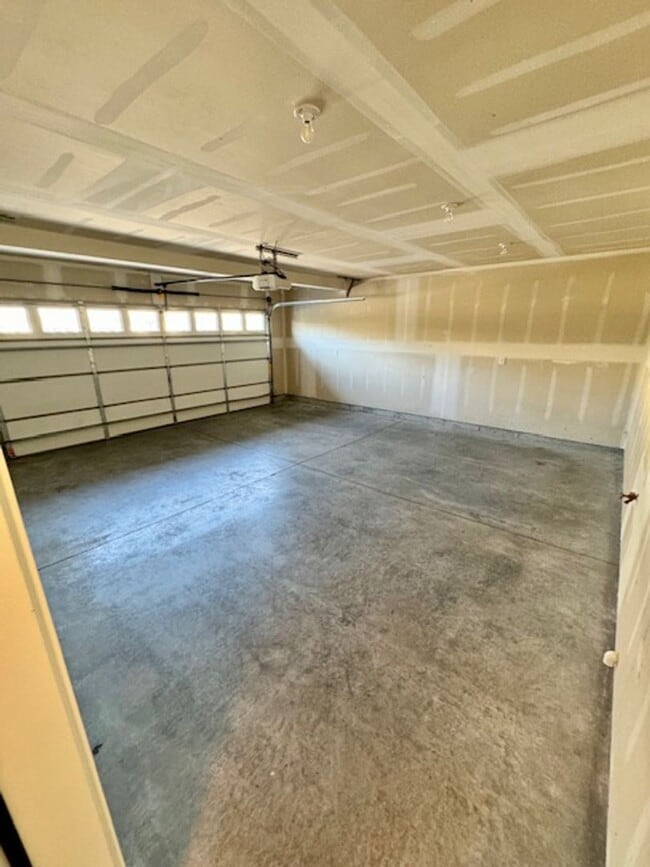 Building Photo - 3 Bedroom, 2 1/2 Bathroom Townhouse -2 weeks free rent with 1-year lease-