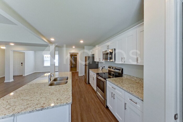 Building Photo - 204 Redwood Ct