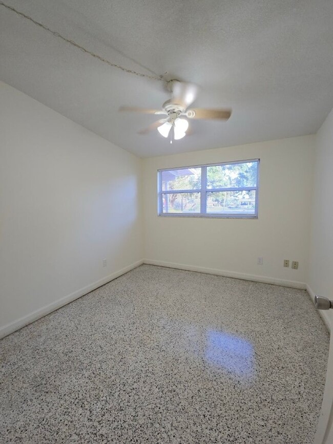 Building Photo - Spacious 3-Bed, 1-Bath Home on Quiet Road ...