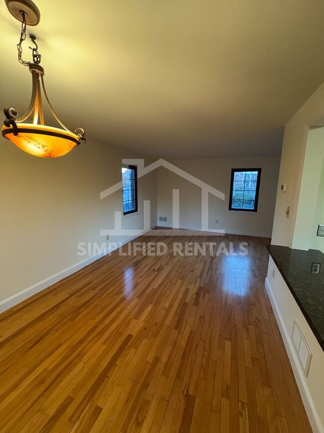 Building Photo - 2 Bedrooms 1 bathroom Unit available in Wa...