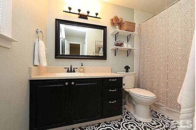 Building Photo - Charming 3 Bedroom w/2 Car Garage!