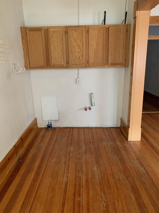 Building Photo - 318 W 17th St