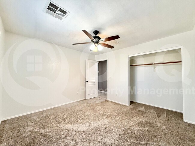 Building Photo - 3913 S Crosscreek Dr