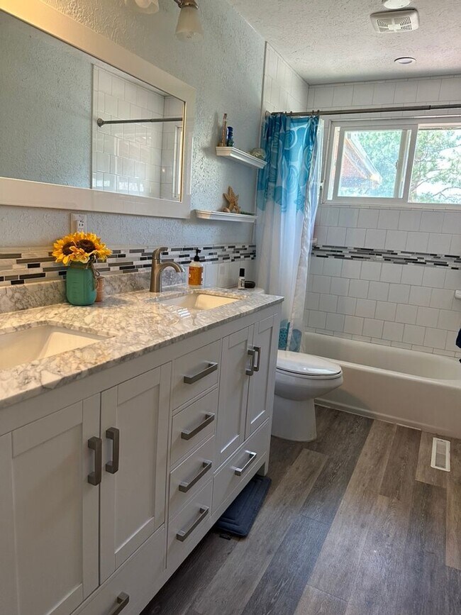 Building Photo - CUTE 3BD RANCHER WITH CHARACTER IN CENTRAL...