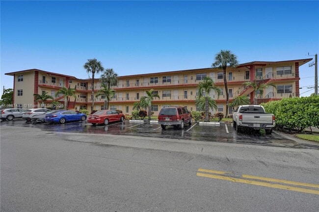 Building Photo - 5050 Bayview Dr