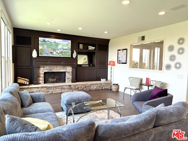 Building Photo - 5 Marisol