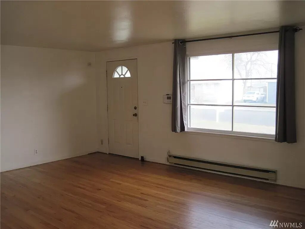 Living Room - 420 N Mattson Dr
