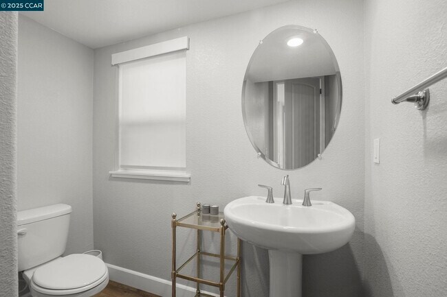 Building Photo - 3893 Villa Vista Pl