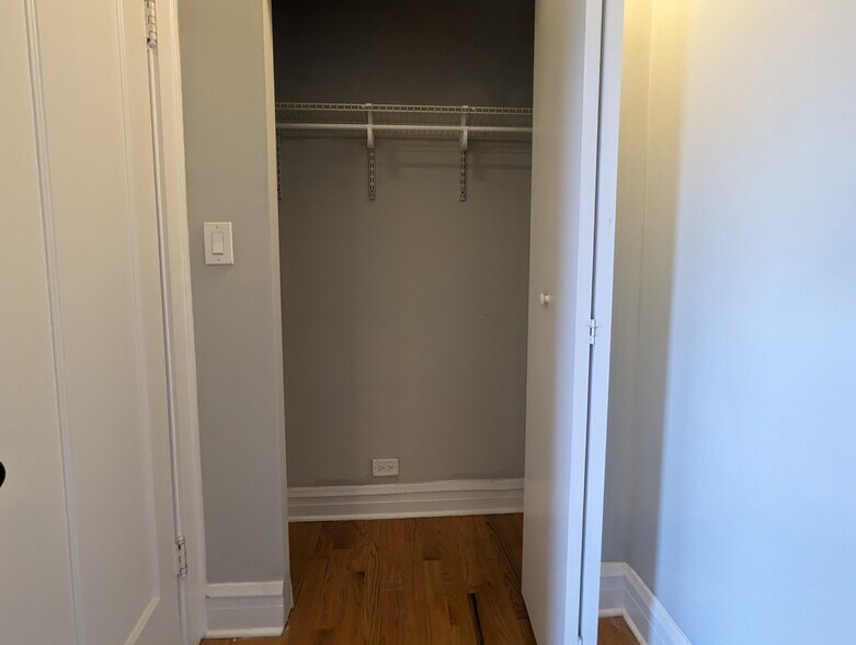 Building Photo - 4735 N Hermitage Ave